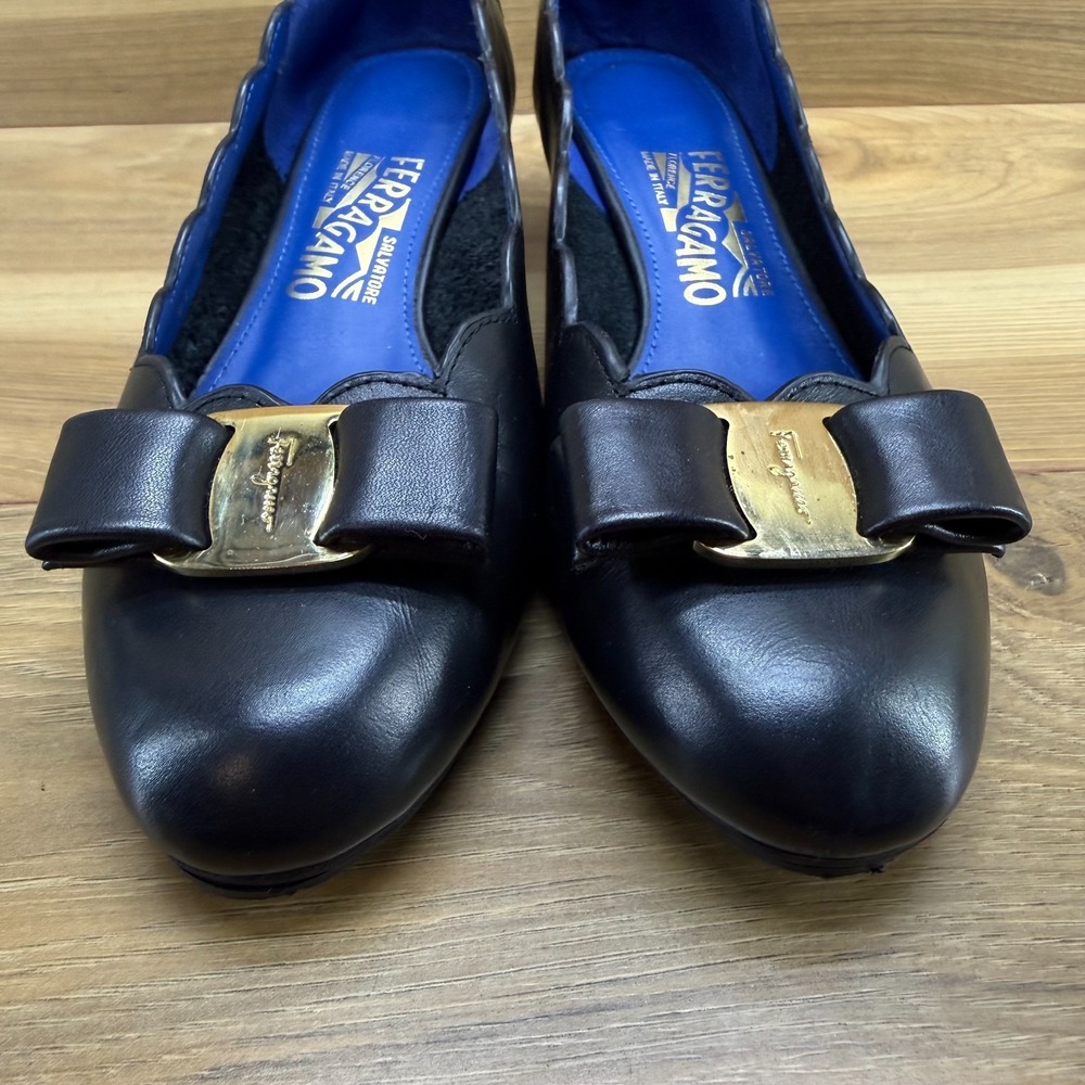 Salvatore Ferragamo Vara Shell Pumps 7 D Black Leather Scalloped Low Heel